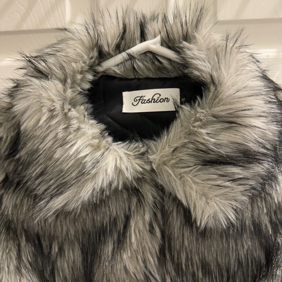 Women's Faux Fur Crop Jacket - Gray Small - Picture 4 of 4